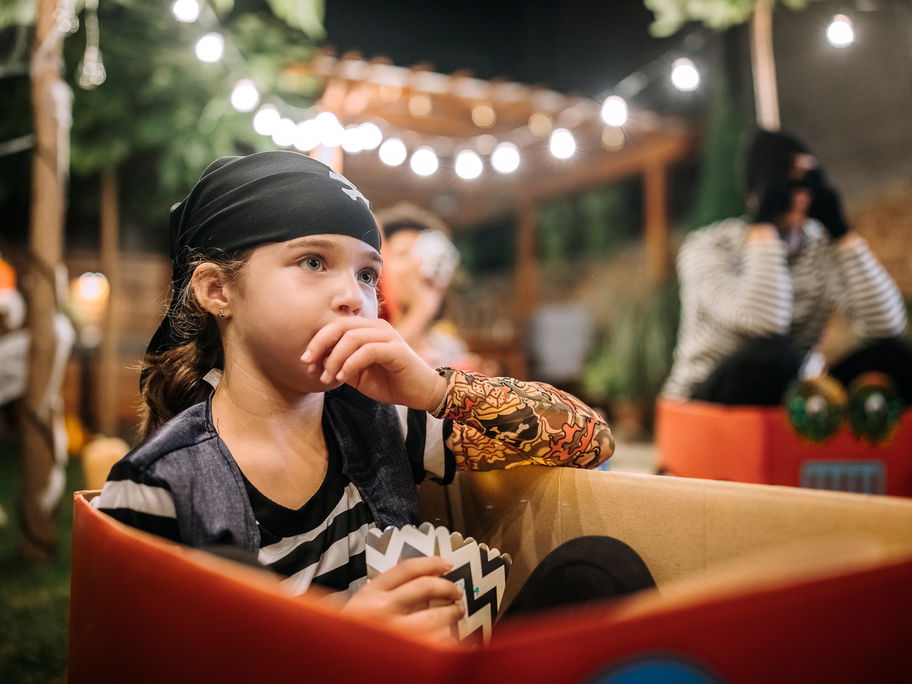 Kleiner Junge schaut einen Halloween-Film für Kinder.