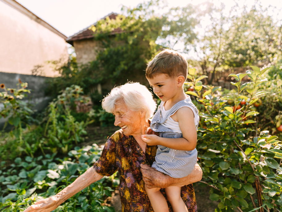 Oma mit Enkel im Garten.