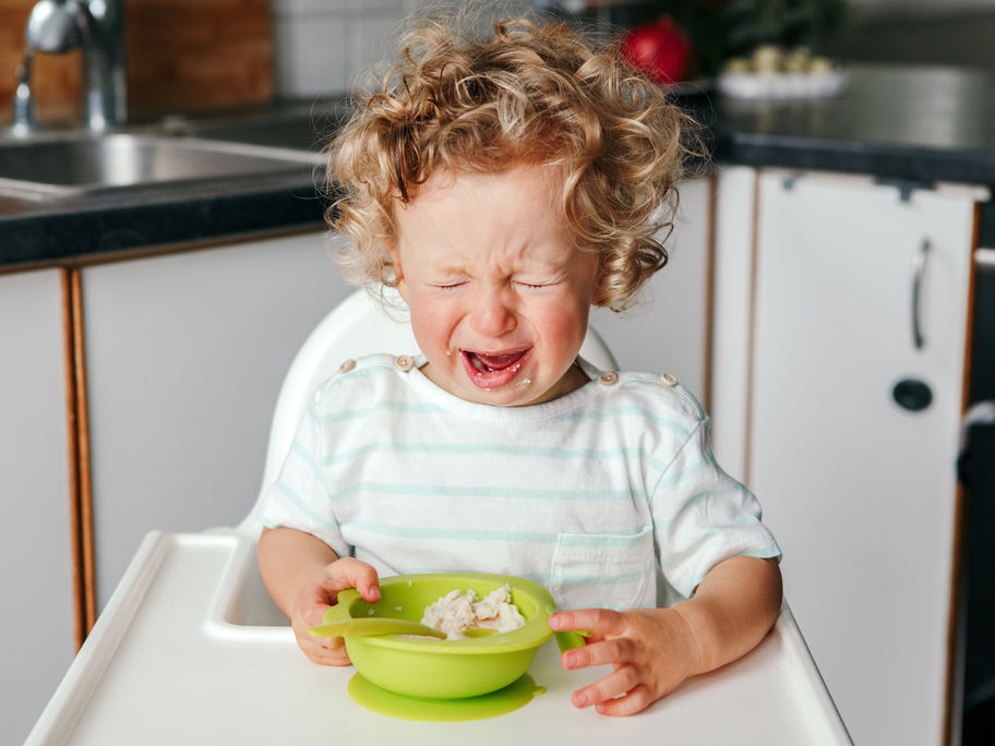 Kleines Mädchen schreit beim Essen