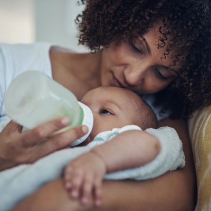 Macht Folgemilch Babys wirklich länger satt, sodass sie besser schlafen?