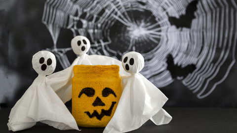Gespenster basteln für Halloween – im Kindergarten oder zu Hause