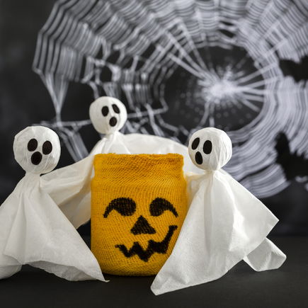Gespenster basteln für Halloween – im Kindergarten oder zu Hause