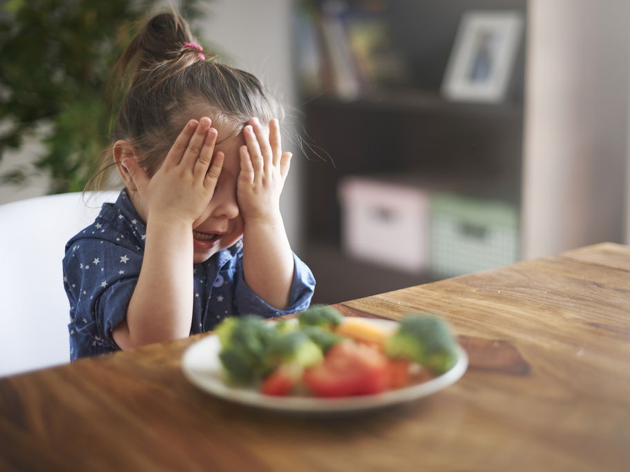 Das Kind mag sein Essen nicht? Dr. Celine Schlager rät, es nicht zum Aufessen zu zwingen.