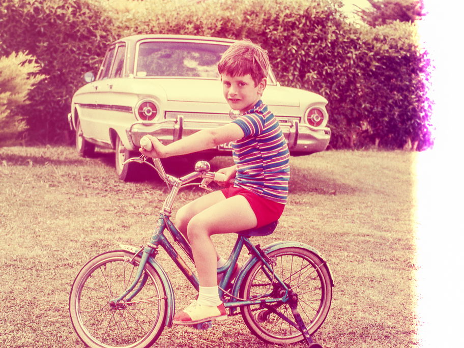 Junge auf einem Fahrrad in den 70ern.