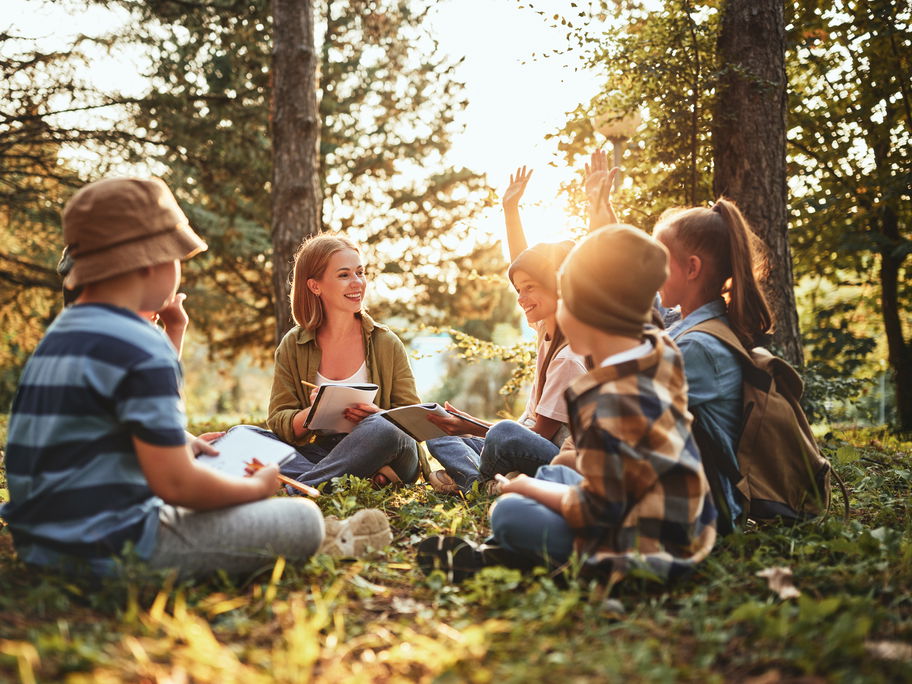Kinder lernen draußen in der Natur.