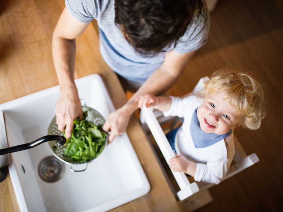 Ein Lernturm kann dazu beitragen, die Unabhängigkeit von Kindern zu fördern.
