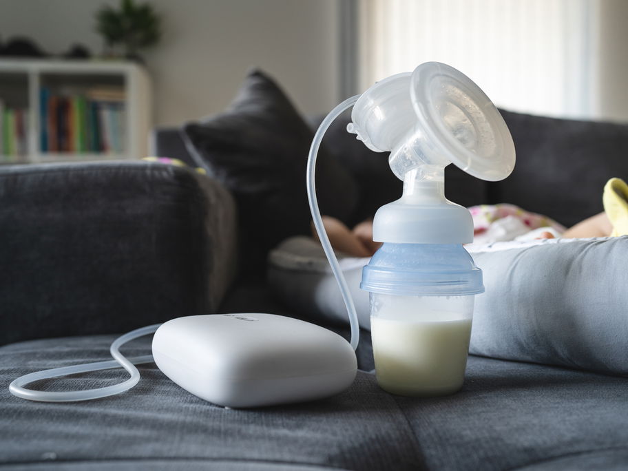 Elektrische Milchpumpen sind bequem und zeitsparend.