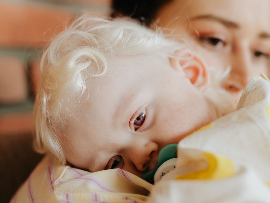 Wenn das Baby erkältet ist, sind ist Kuscheln besonders wichtig.