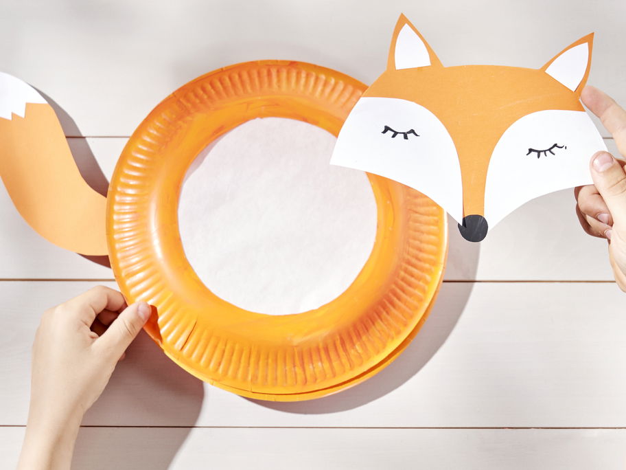 Eine Fuchslaterne gebastelt aus Papptellern.