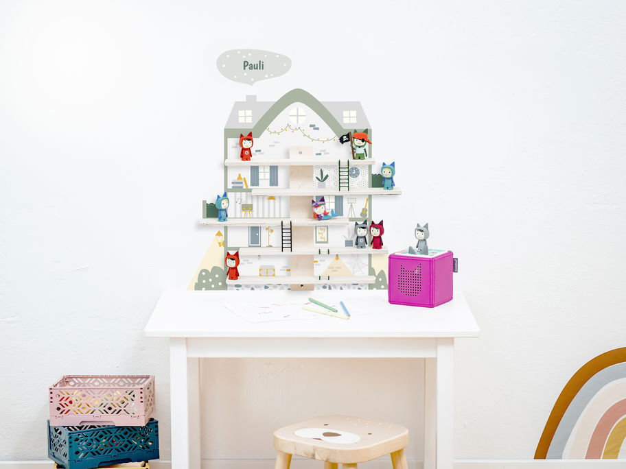 Mit einem Ikea-Regal plus Folie von Limmaland könnt ihr euch ganz schnell ein Tonieregal selber bauen.