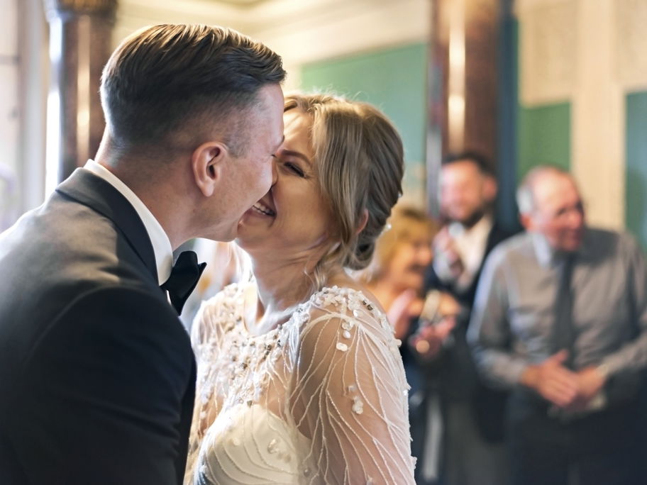 Glückliches Paar bei der Hochzeit.
