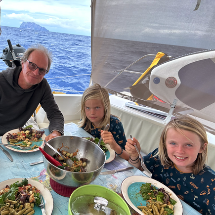 Vierköpfige Familie lebt auf einem Segelschiff: "Das Meer ist unser Zuhause!"
