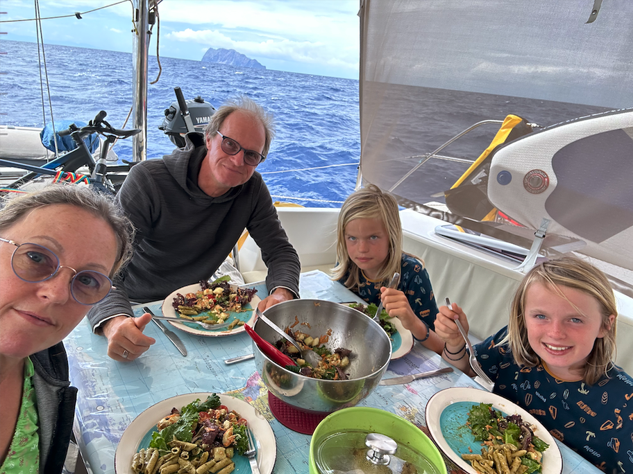Familie auf dem Segelboot.