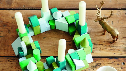 Last-Minute-Bastelidee: Adventskranz für Kinder aus Bausteinen