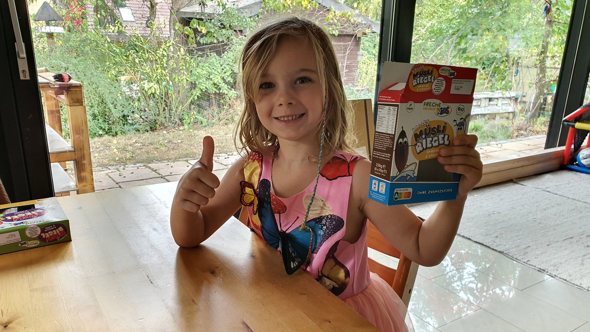 Daumen hoch für die Müsli Riegel von Freche Freunde Kids.