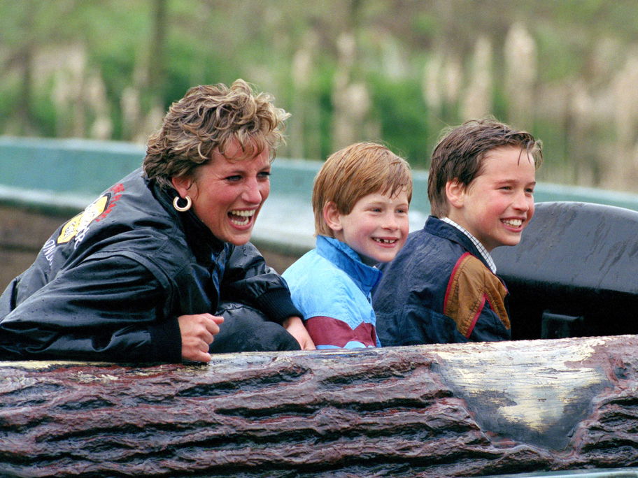 Prinzessin Diana mit ihren Söhnen Harry und William in der Wildwasserbahn.