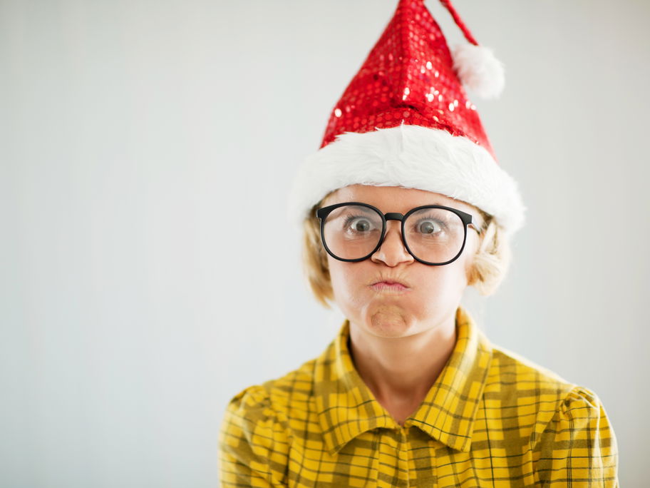 Gestresste Mutter mit Weihnachtsmütze.
