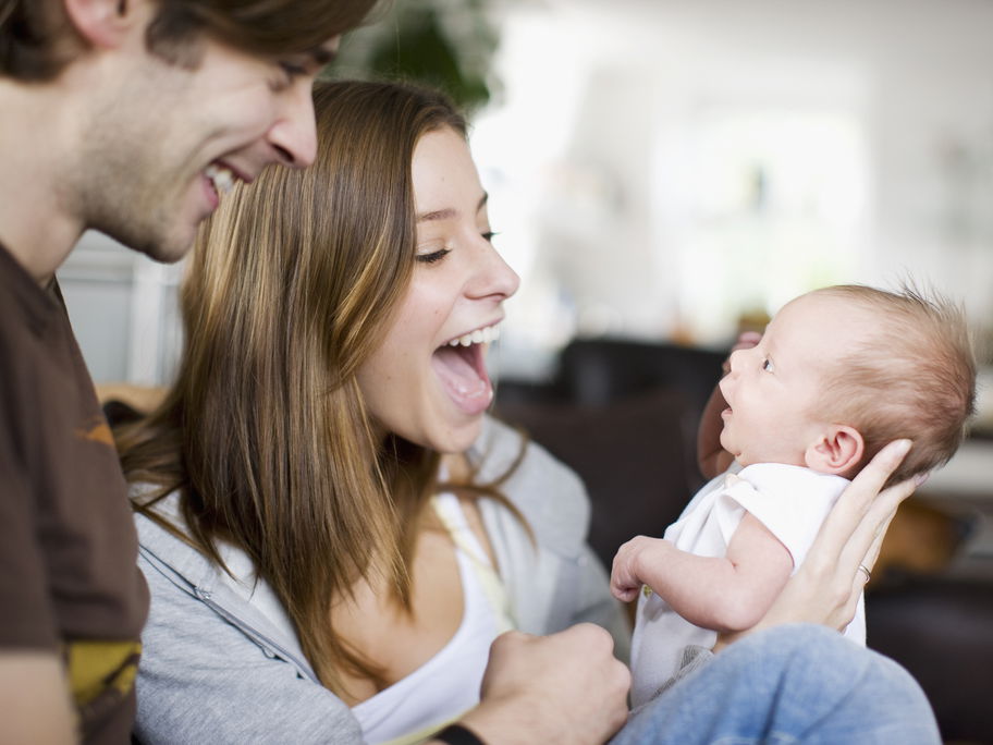 Stolze Eltern mit ihrem Baby.