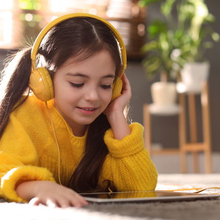 Hörbücher für Kinder: 12 schöne Geschichten, die neugierig machen