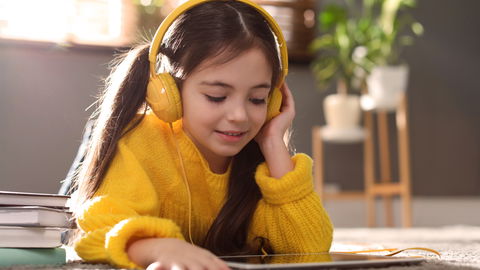 Hörbücher für Kinder: 12 schöne Geschichten, die neugierig machen
