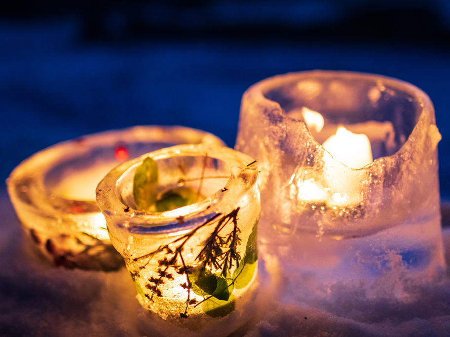 Selbstgemachte Eislaternen im Garten.