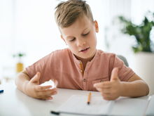 So könnt ihr euren Kindern beim Zehnerübergang helfen