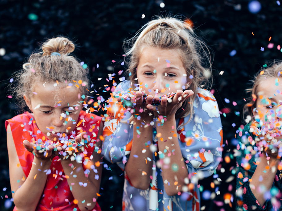 Kinder haben Spaß auf dem Kindergeburtstag – und an den tollen Spielideen.