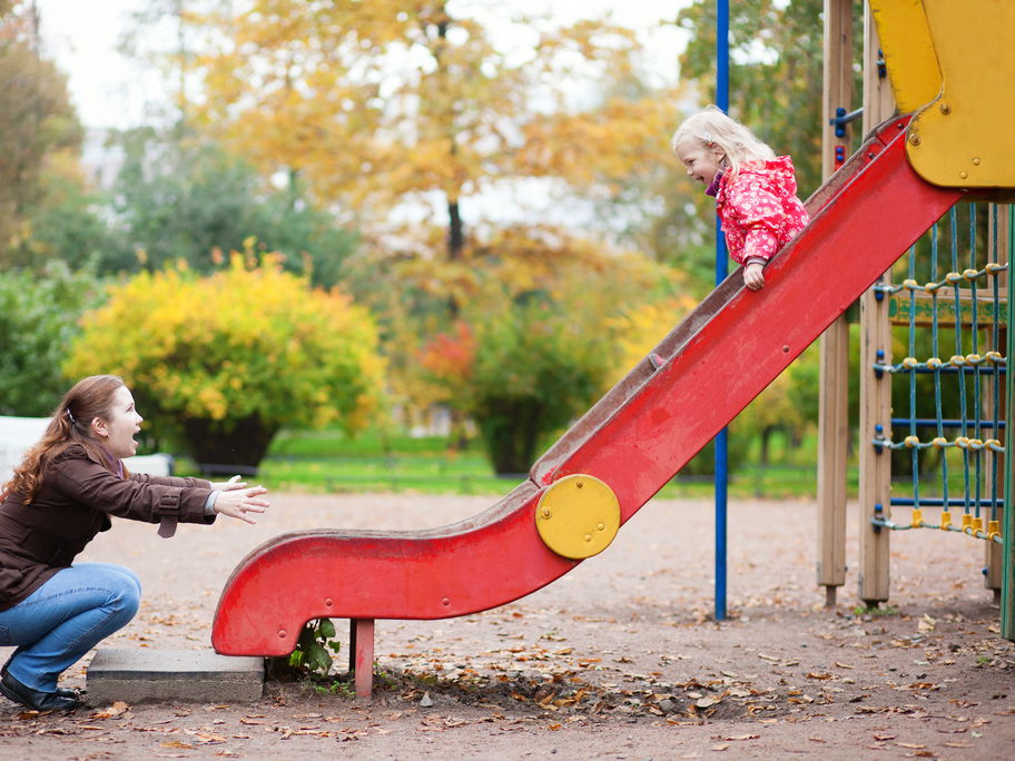 Mutter und Tochter auf dem Spielplatz.