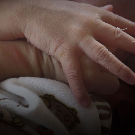Waschfrauenhände: Diese kleine Besonderheit ist typisch für übertragene Babys