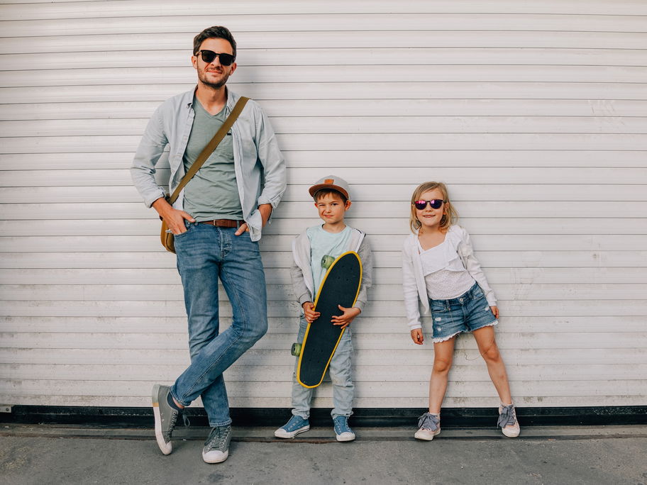 Cooler Vater mit zwei Kindern.