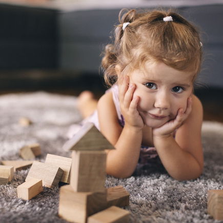 Holzspielzeug für Kinder im Test – einiges rasselt durch