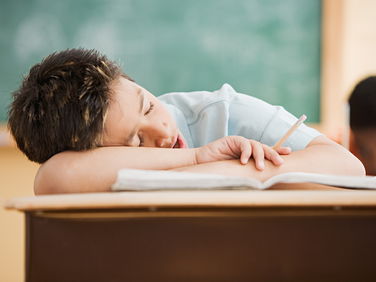 Dauerhafter Schlafmangel und sozialer Jetlag: Was das frühe Aufstehen mit Schulkindern macht