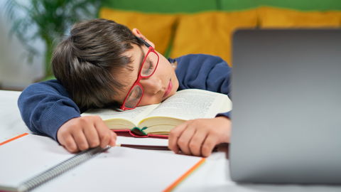 Herbst-Blues: 5 Tipps, wie ihr eure Kinder auch in der dunklen Jahreszeit zum Lernen motiviert