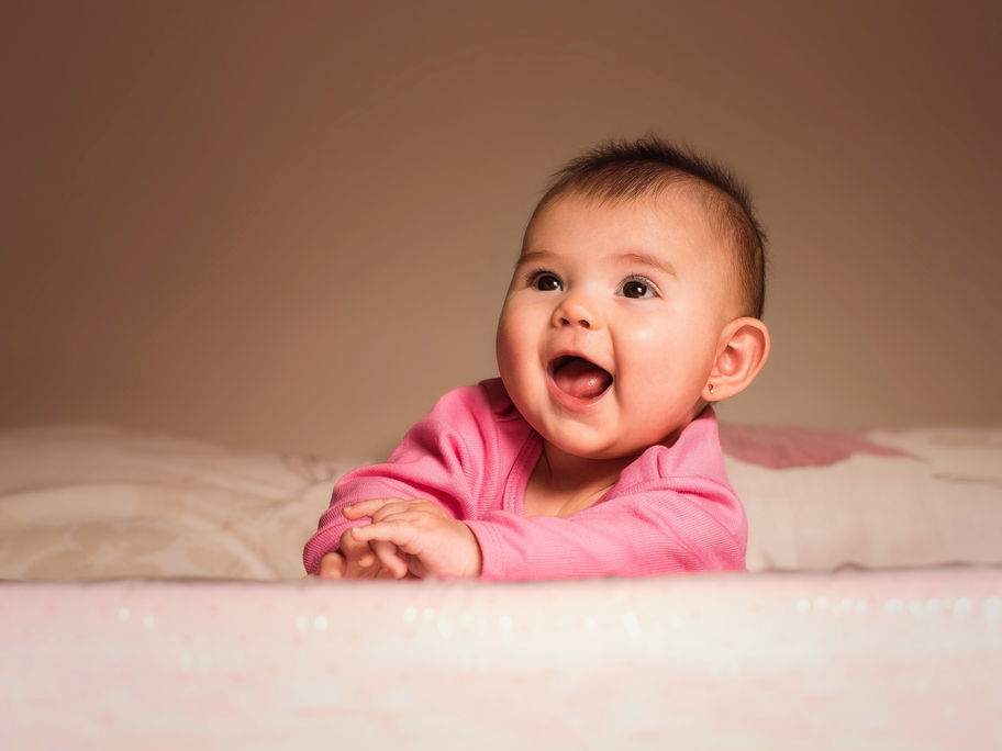 Ein kleines Baby, das lächelt ...