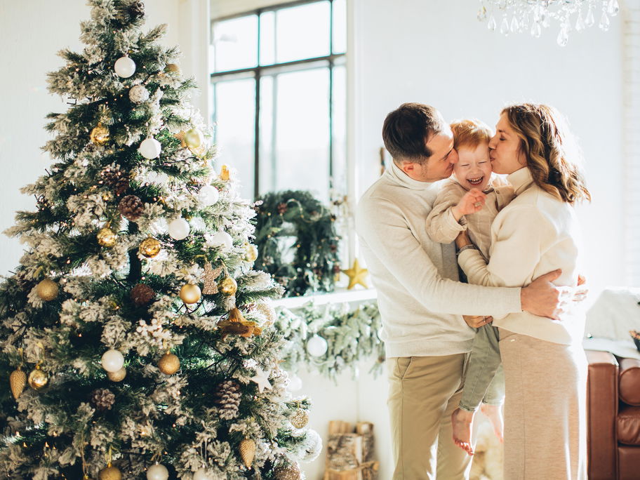 Familie feiert Weihnachten mit Kind