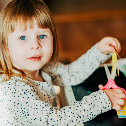 Schnibbel-Probleme? So können eure Kids das Schneiden spielerisch lernen