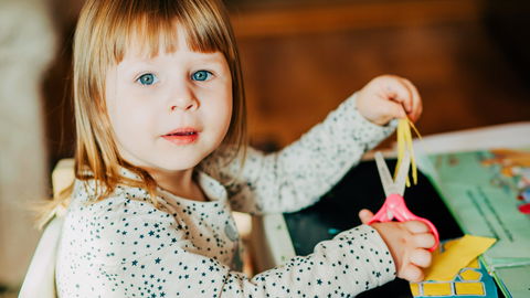 Schnibbel-Probleme? So können eure Kids das Schneiden spielerisch lernen