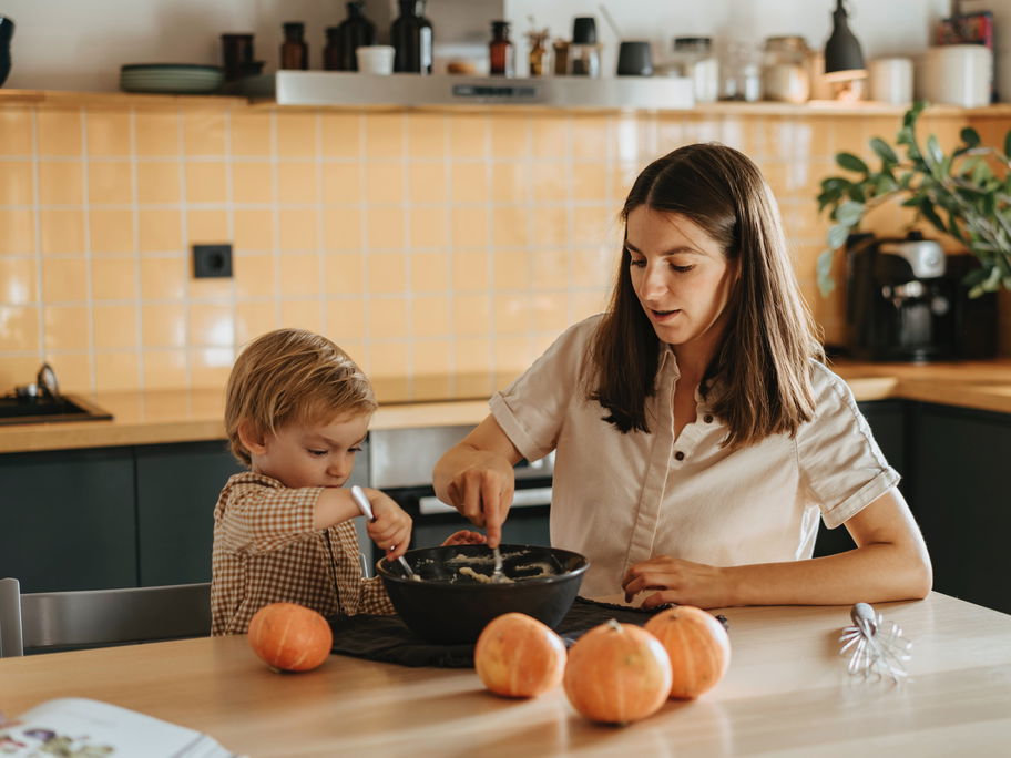 Eine Mama kocht mir ihrem Sohn nach Montessori.