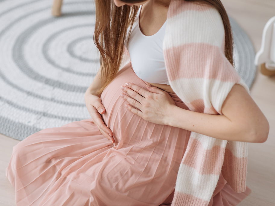 Schwangere Frau mit Babybauch und Vorderwandplazenta auf der Suche nach Kindsbewegungen.