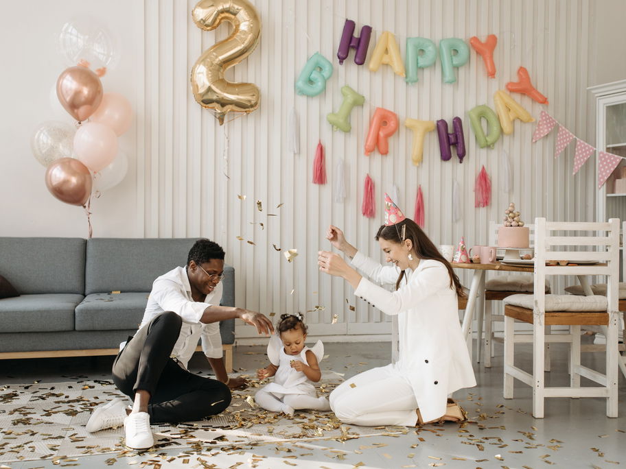 Eine kleine 3-köpfige Familie feiert den 2. Geburtstag.