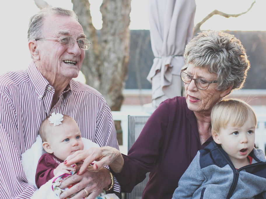 Oma und Opa mit ihren kleinen Enkeln