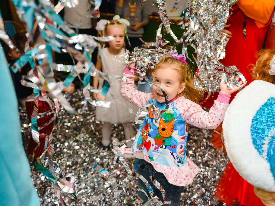 Kinder haben drinnen Spaß auf dem Kindergeburtstag.