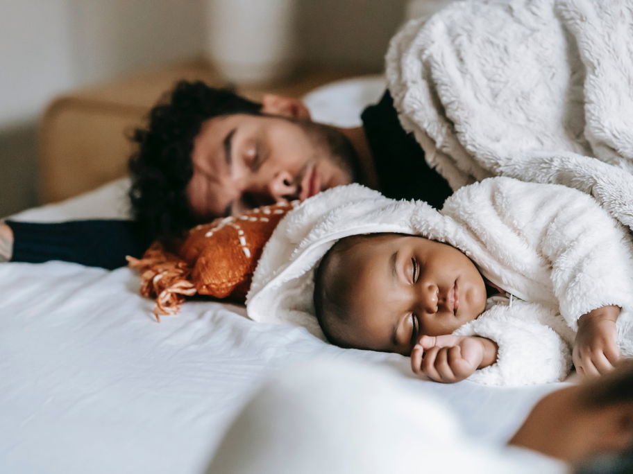 Papa und Baby im Wochenbett