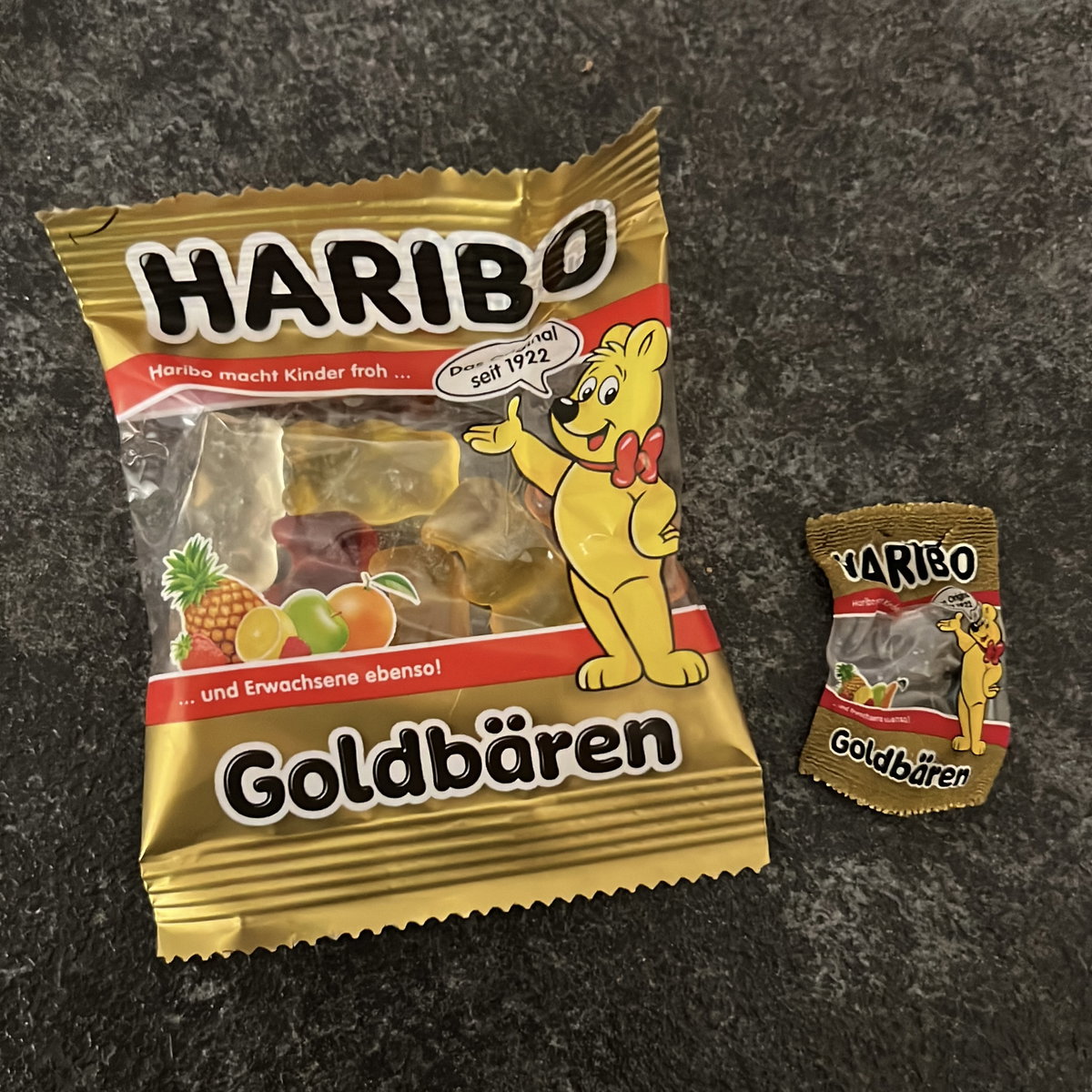 Nach zehn Minuten im Backofen (180 Grad Umluft) schrumpft die leere Gummibärchentüte wie von Zauberhand.