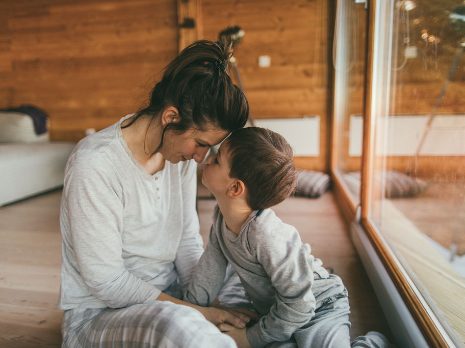 Mama und Sohn kuscheln.