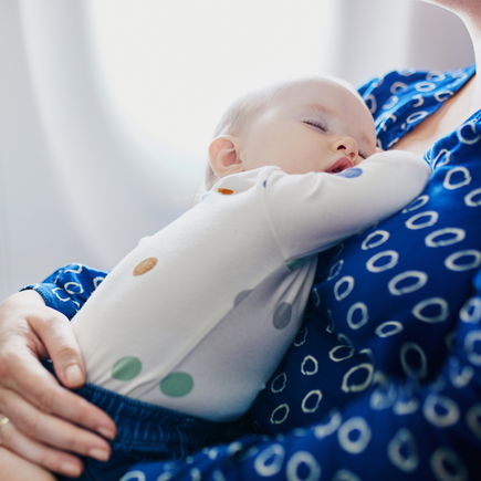 Fliegen mit Baby: Die besten Tipps für einen stressfreien Start in den Urlaub