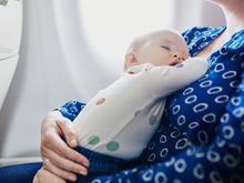Fliegen mit Baby: Die besten Tipps für einen stressfreien Start in den Urlaub