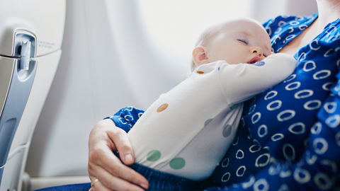 Fliegen mit Baby: Die besten Tipps für einen stressfreien Start in den Urlaub
