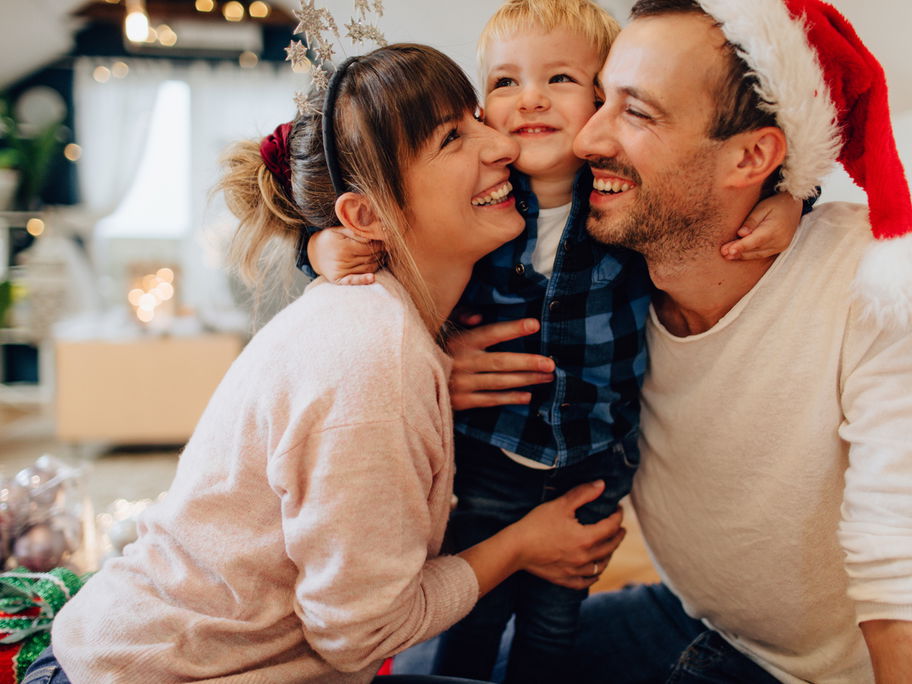 Eltern haben mit ihrem Kind an Weihnachten eine schöne Zeit