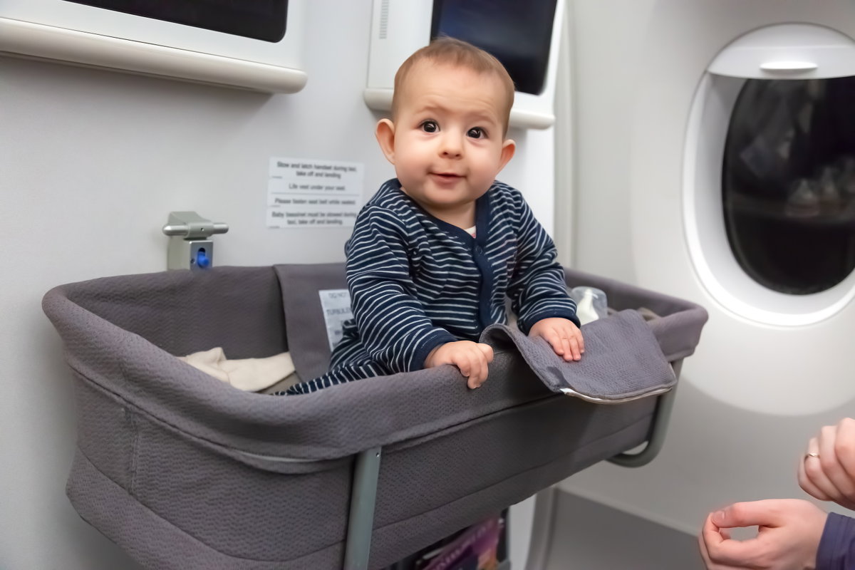 Babys können im Flugzeug ein Bassinet bekommen.